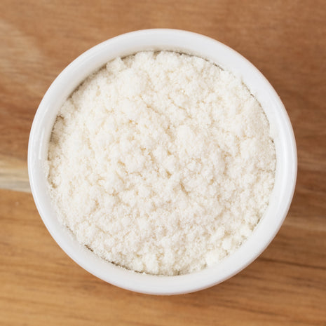 Hydroxyethylcellulose in a white bowl on a wooden surface
